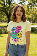 Modelo feminina camiseta amarela smileys coloridos