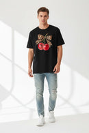 Modelo masculino com camiseta preta cerejas laço oncinha