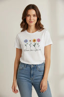 Modelo feminina camiseta branca Bloom Like a Flower estúdio