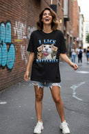 Modelo feminina camiseta preta I Lick Batteries rua