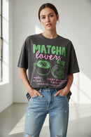 Modelo feminina usando camiseta cinza Matcha Lovers Club