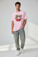 Modelo masculino com camiseta rosa cerejas laço oncinha