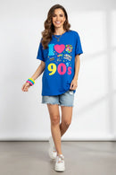 Modelo feminina camiseta azul I Love the 90s