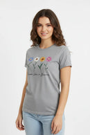 Modelo feminina camiseta cinza Bloom Like a Flower estúdio