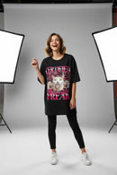 Modelo feminina camiseta preta Certified Freak estúdio