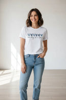 Modelo feminina camiseta One Day at a Time estúdio
