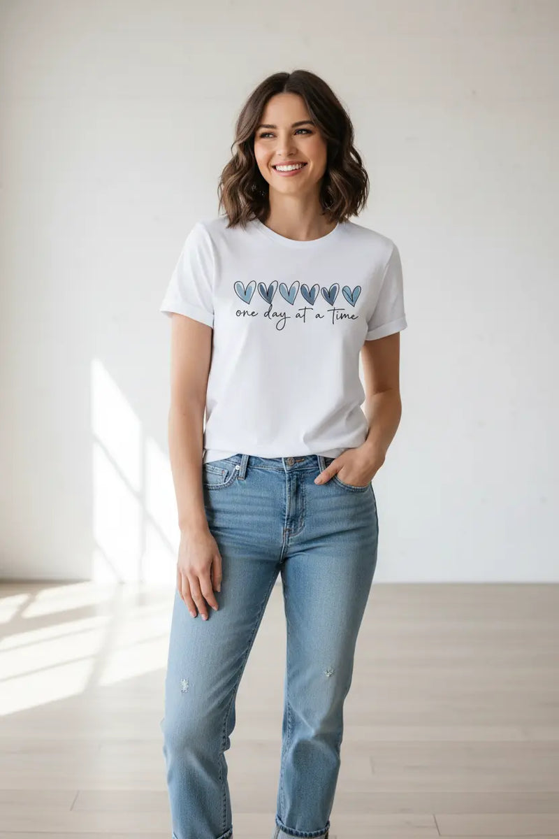 Modelo feminina camiseta One Day at a Time estúdio