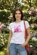 Modelo feminina com camiseta orquídea rosa no jardim