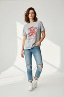 Modelo feminina usando camiseta cinza com estampa vermelha well if the shoe fish