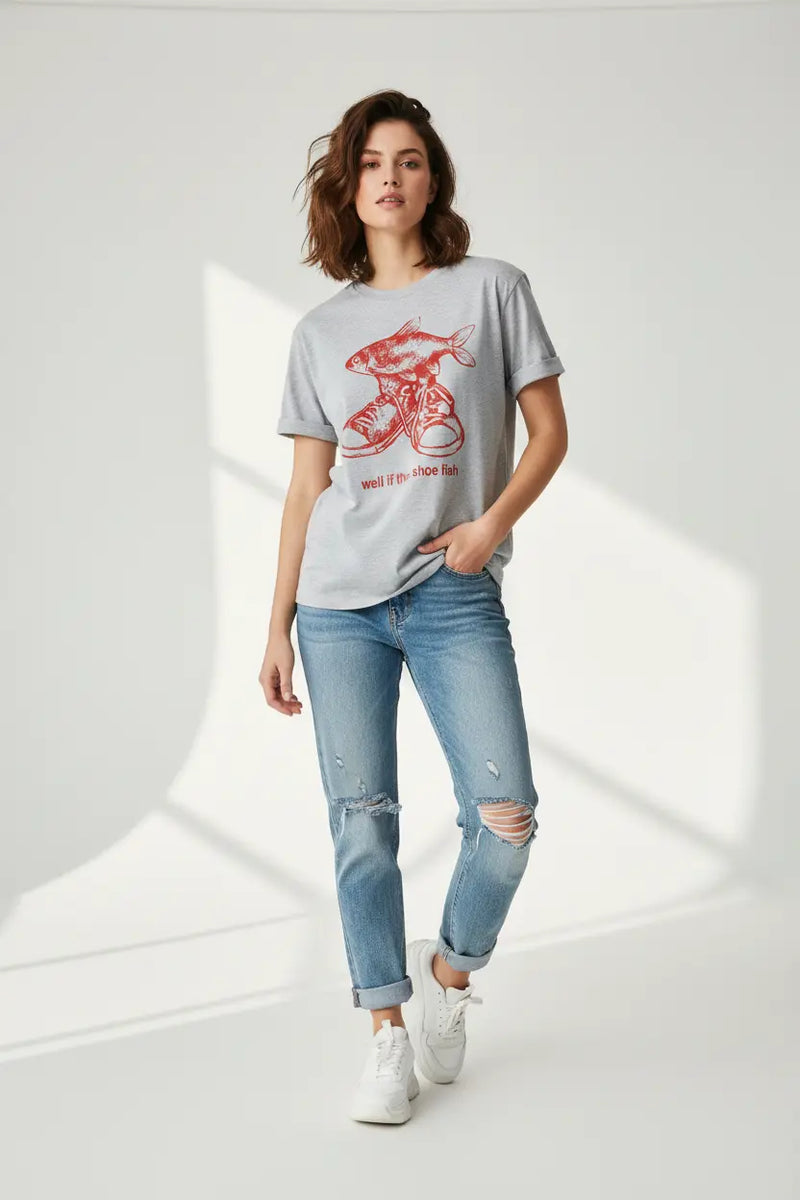Modelo feminina usando camiseta cinza com estampa vermelha well if the shoe fish