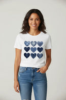 Modelo feminina camiseta coracõezinhos jeans estúdio