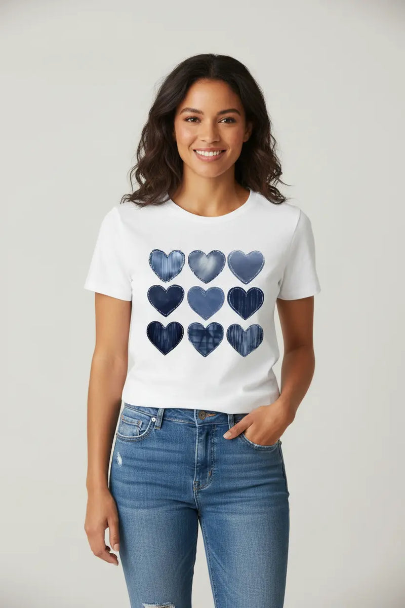 Modelo feminina camiseta coracõezinhos jeans estúdio