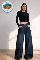 Modelo feminina wide leg jeans azul estúdio