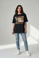 Modelo feminina com camiseta preta Old School Playlist