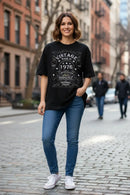 Modelo feminina camiseta preta Vintage Made In 1976