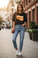 Modelo feminina camiseta preta Vintage 76 retro