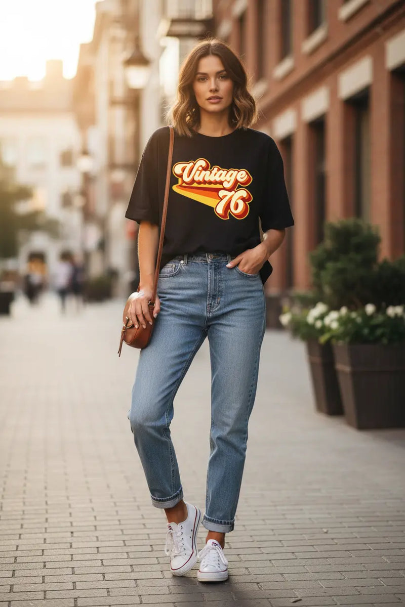 Modelo feminina camiseta preta Vintage 76 retro