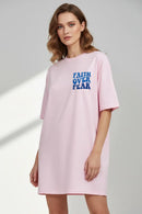 Modelo feminina com camiseta rosa Faith Over Fear frente