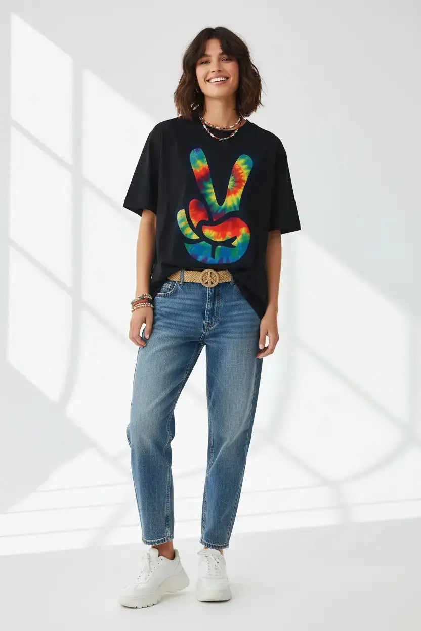 Modelo feminina camiseta tie-dye peace hand vermelho amarelo