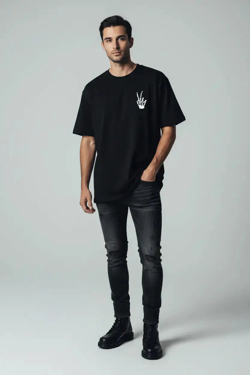 Modelo masculino camiseta skeleton peace hand