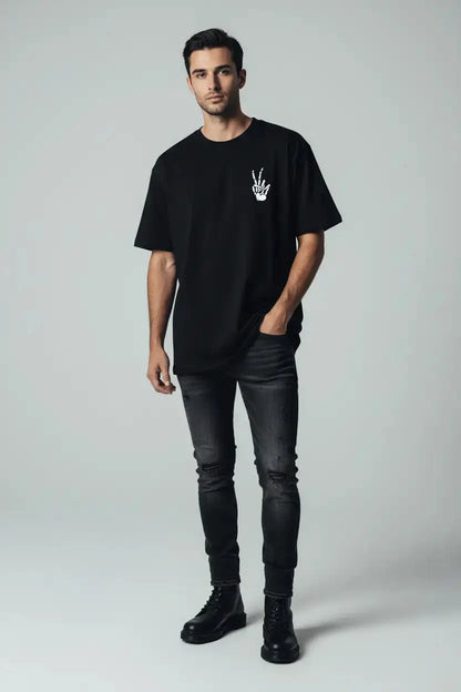 Modelo masculino camiseta skeleton peace hand
