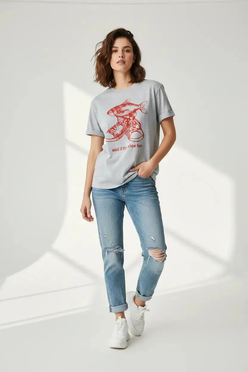 Modelo feminina usando camiseta cinza com estampa vermelha well if the shoe fish