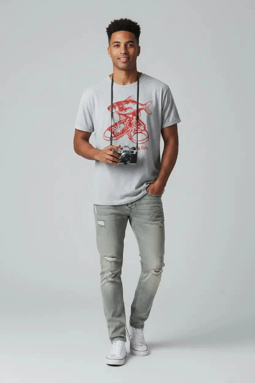 Modelo com camiseta "Well if the shoe fish"