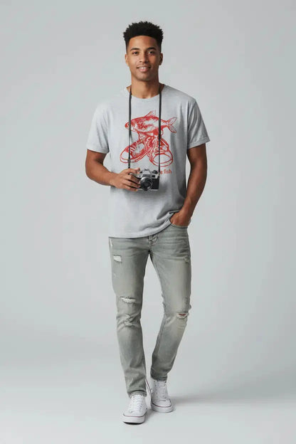 Modelo com camiseta "Well if the shoe fish"