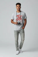Modelo com camiseta "Well if the shoe fish"