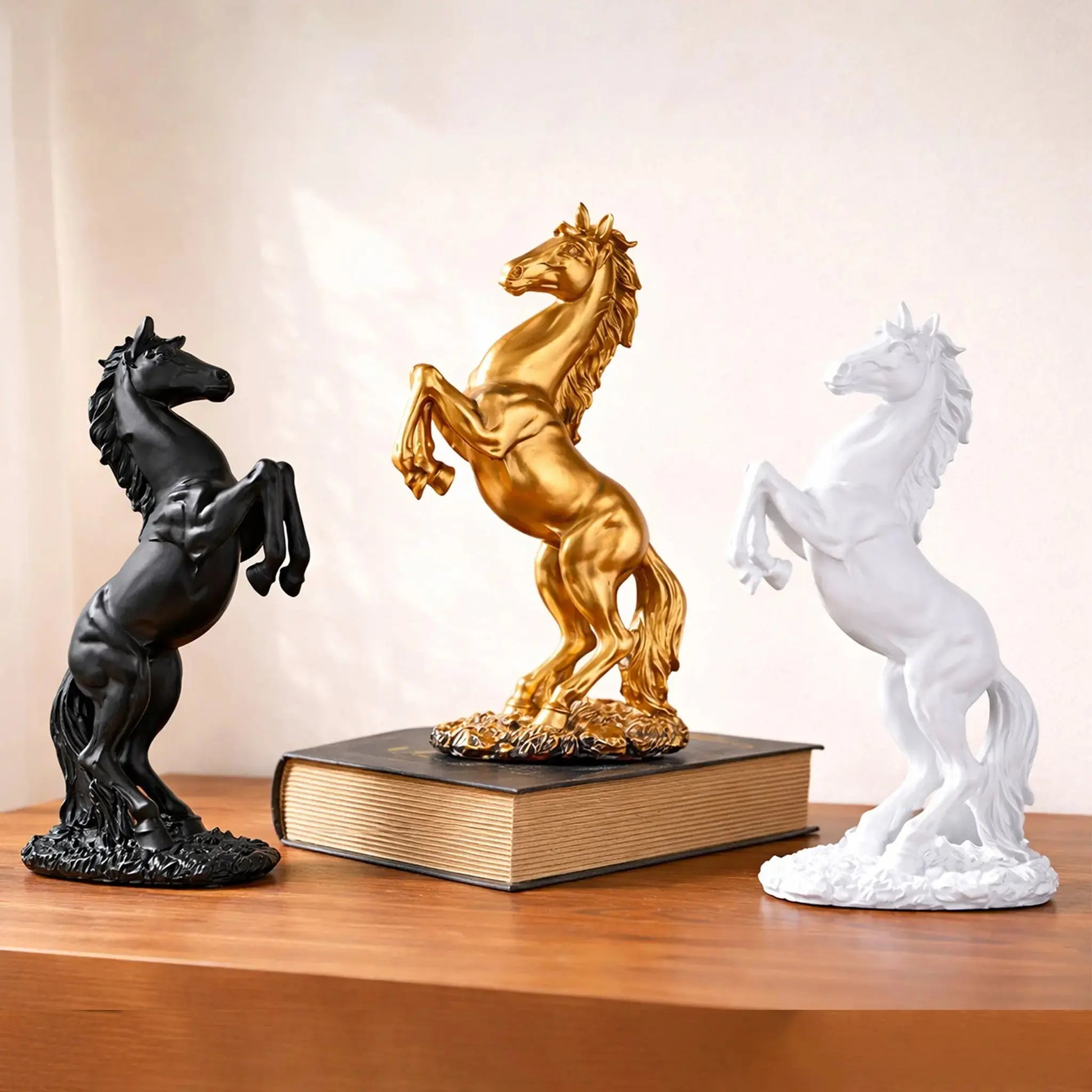 Resin Horse Statue Home Decor / Modern Interior Sculpture Julieta
