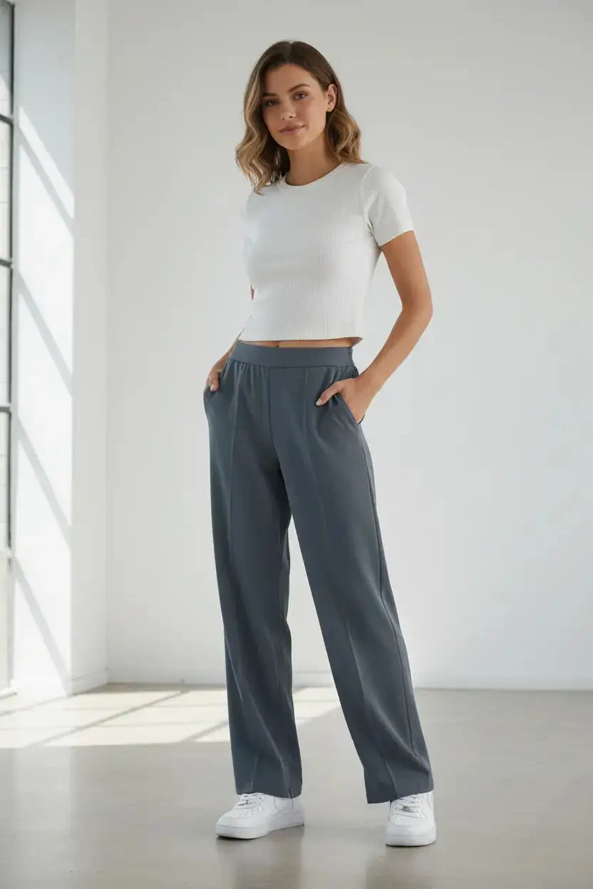 Calça cinza com modelo feminina