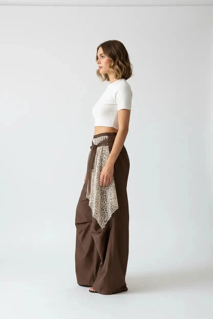 Modelo feminina calça marrom renda estúdio lateral